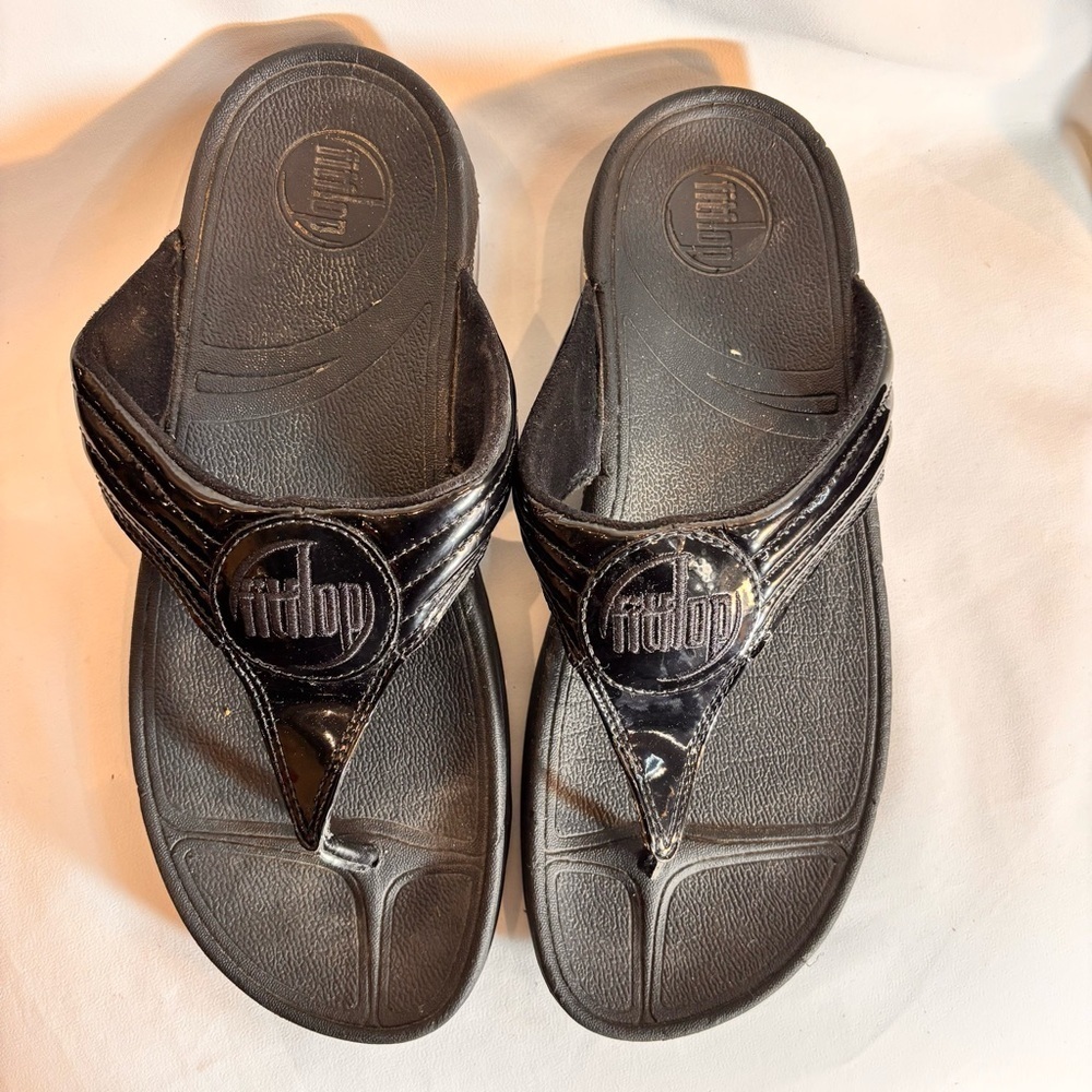 FITFLOP Sz 10 Pattent Leather Front Post Comfort Sole Slides aslip On Sandals
